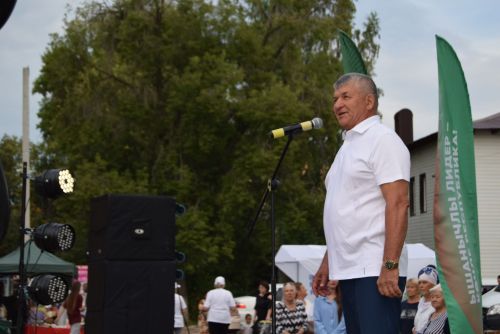 Площадь перед Домом культуры в поселке Уруссу Ютазинского района стала центром притяжения для жителей и гостей: здесь развернулся фестиваль добрососедства «Наш двор»