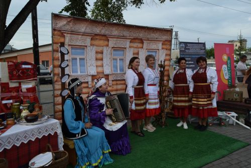 Площадь перед Домом культуры в поселке Уруссу Ютазинского района стала центром притяжения для жителей и гостей: здесь развернулся фестиваль добрососедства «Наш двор»