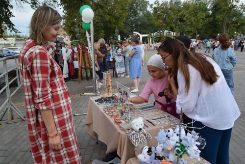 Площадь перед Домом культуры в поселке Уруссу Ютазинского района стала центром притяжения для жителей и гостей: здесь развернулся фестиваль добрососедства «Наш двор»