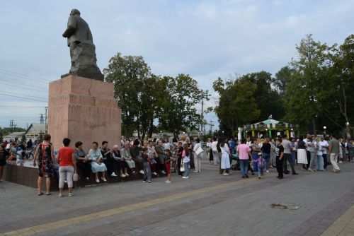 Площадь перед Домом культуры в поселке Уруссу Ютазинского района стала центром притяжения для жителей и гостей: здесь развернулся фестиваль добрососедства «Наш двор»
