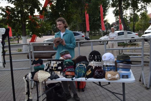 Площадь перед Домом культуры в поселке Уруссу Ютазинского района стала центром притяжения для жителей и гостей: здесь развернулся фестиваль добрососедства «Наш двор»