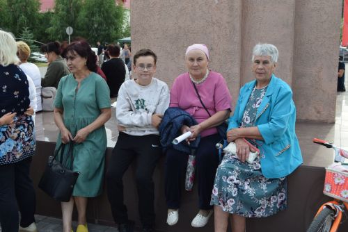 Площадь перед Домом культуры в поселке Уруссу Ютазинского района стала центром притяжения для жителей и гостей: здесь развернулся фестиваль добрососедства «Наш двор»