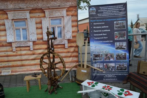 Площадь перед Домом культуры в поселке Уруссу Ютазинского района стала центром притяжения для жителей и гостей: здесь развернулся фестиваль добрососедства «Наш двор»