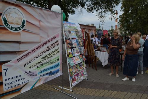 Площадь перед Домом культуры в поселке Уруссу Ютазинского района стала центром притяжения для жителей и гостей: здесь развернулся фестиваль добрососедства «Наш двор»