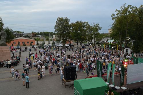 Площадь перед Домом культуры в поселке Уруссу Ютазинского района стала центром притяжения для жителей и гостей: здесь развернулся фестиваль добрососедства «Наш двор»