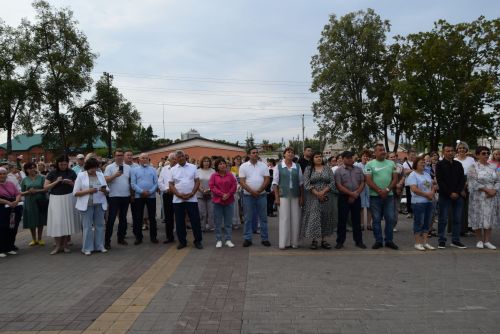 Площадь перед Домом культуры в поселке Уруссу Ютазинского района стала центром притяжения для жителей и гостей: здесь развернулся фестиваль добрососедства «Наш двор»
