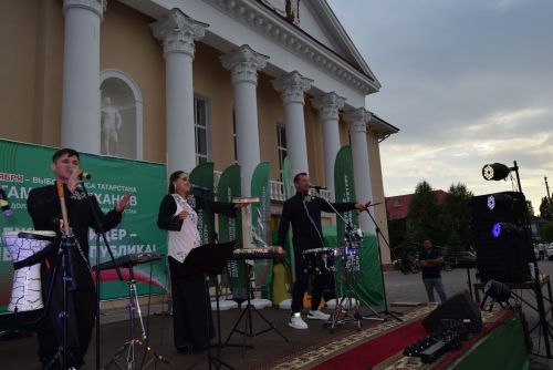 Площадь перед Домом культуры в поселке Уруссу Ютазинского района стала центром притяжения для жителей и гостей: здесь развернулся фестиваль добрососедства «Наш двор»
