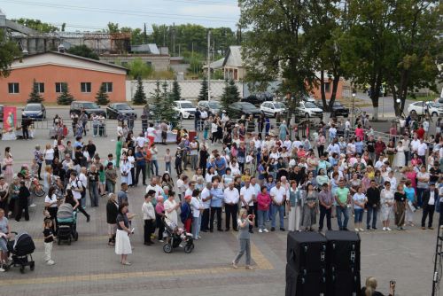 Площадь перед Домом культуры в поселке Уруссу Ютазинского района стала центром притяжения для жителей и гостей: здесь развернулся фестиваль добрососедства «Наш двор»