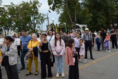 Площадь перед Домом культуры в поселке Уруссу Ютазинского района стала центром притяжения для жителей и гостей: здесь развернулся фестиваль добрососедства «Наш двор»