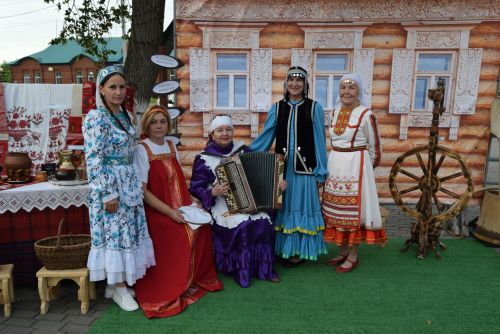 Площадь перед Домом культуры в поселке Уруссу Ютазинского района стала центром притяжения для жителей и гостей: здесь развернулся фестиваль добрососедства «Наш двор»