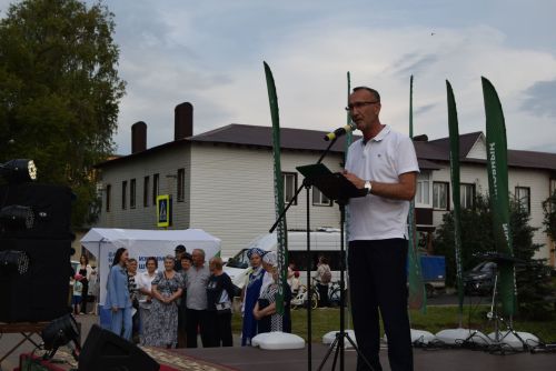 Площадь перед Домом культуры в поселке Уруссу Ютазинского района стала центром притяжения для жителей и гостей: здесь развернулся фестиваль добрососедства «Наш двор»