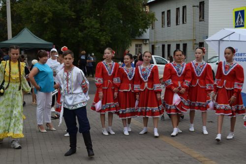 Площадь перед Домом культуры в поселке Уруссу Ютазинского района стала центром притяжения для жителей и гостей: здесь развернулся фестиваль добрососедства «Наш двор»