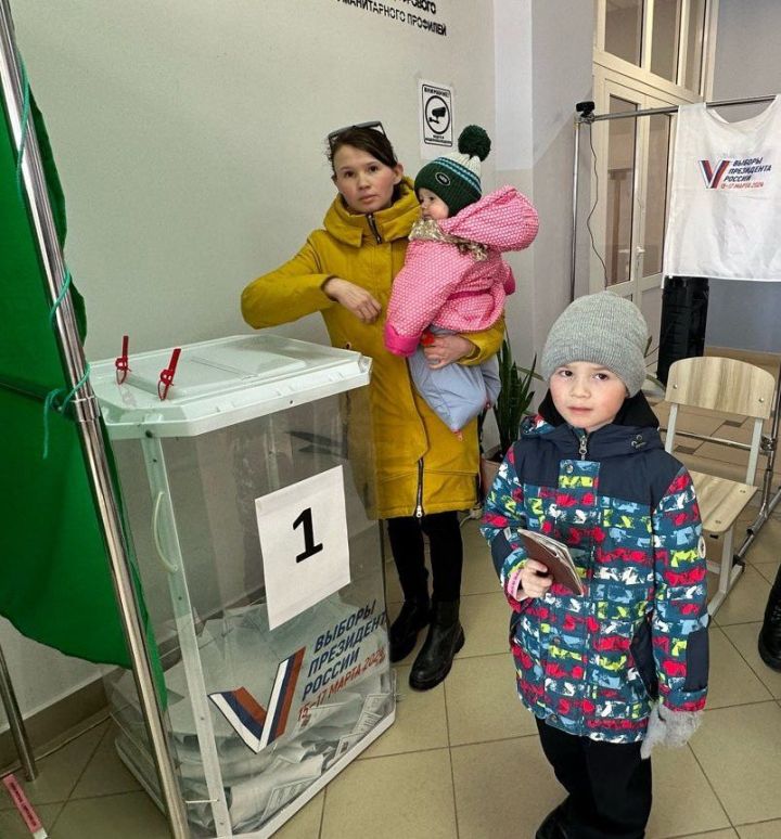 Молодые семьи на выборы идут с детьми