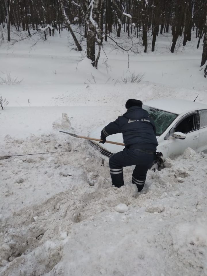 В Татарстане автоинспекторы помогли автомобилисту выбраться из снежной ловушки