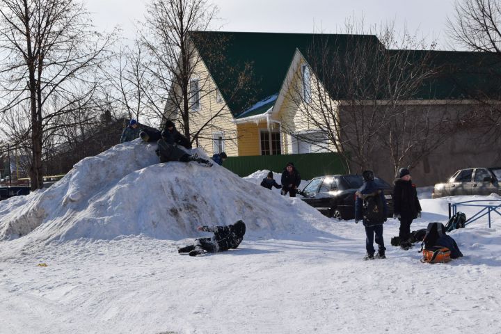 Уруссинская детвора спешит воспользоваться последними холодными деньками.