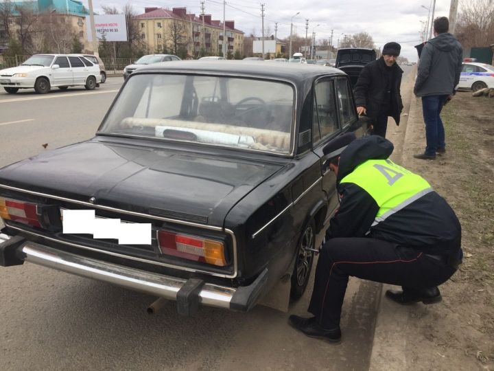 В Татарстане инспекторы ДПС помогли пенсионеру  заменить пробитое колесо автомобиля