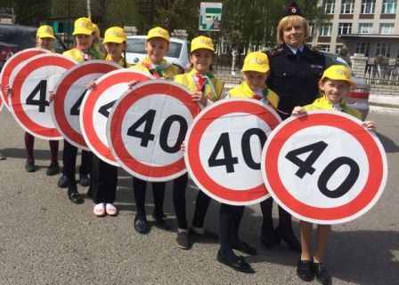 В Татарстане школьники напомнили водителям о соблюдении скоростного режима с помощью «живых знаков»