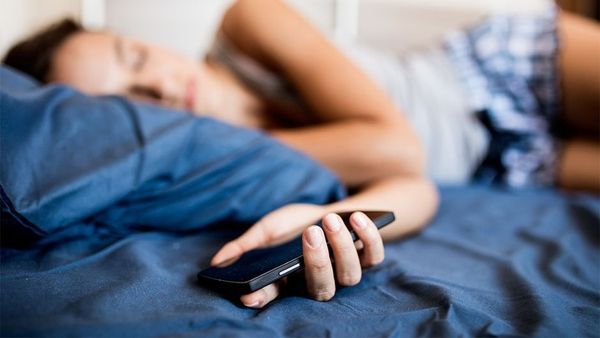 Чем опасно спать рядом с телефоном