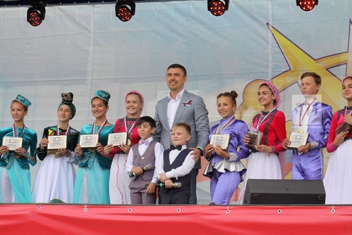 Лауреатам фестиваля «Созвездие-Йолдызлык» вручили паспорта на праздничном концерте ко Дню России