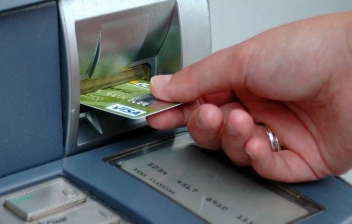 Сбербанк предупредил россиян об опасности использования банкоматов за рубежом
