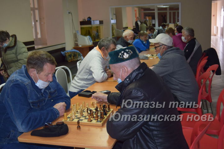 Соревнования по шашкам и шахматам ко Дню пожилых  состоялся в ДЮСШ «Олимп»