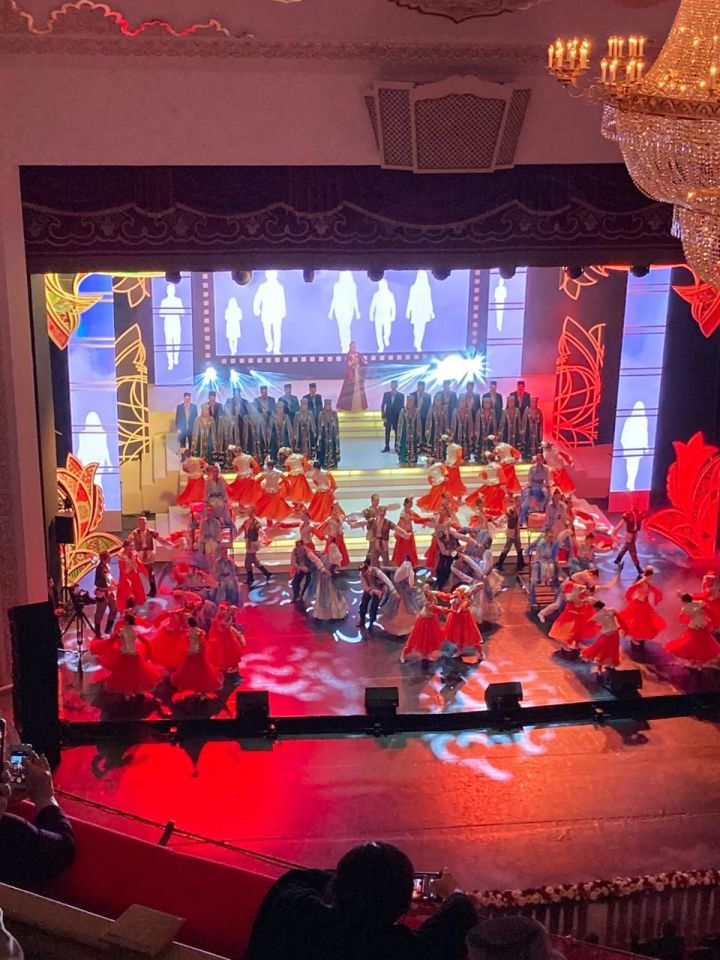 В это время в Татарском академическом государственном театре оперы и балета имени Мусы Джалиля проходит гала-концерт Республиканского этнокультурного фестиваля "Наш дом-Татарстан" 2020