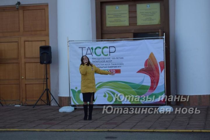 Сегодня на площади районного Дома культуры прошла ярмарка и праздничный концерт, посвящённые Дню народного единства