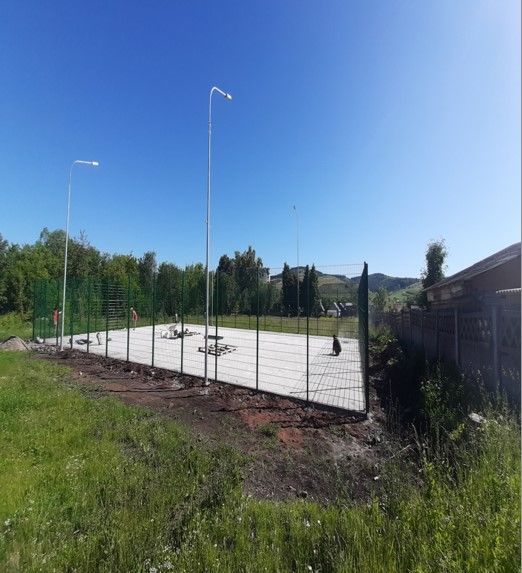 В селе Ютаза завершается установка универсальной спортивной площадки