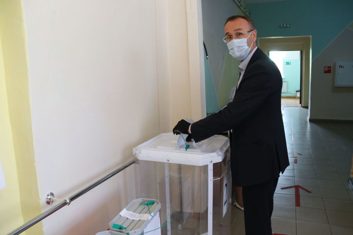 Проголосовал руководитель исполнительного комитета Ютазинского района Аяз Шафигуллин