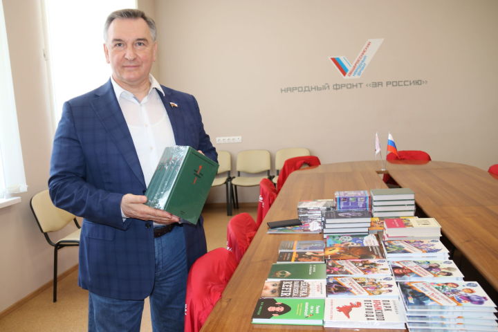 Депутат Госдумы РФ Равиль Хуснуллин сделал ценный подарок библиотекам Ютазинского района