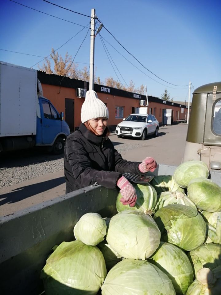 На центральном рынке посёлка Уруссу бойко шла торговля