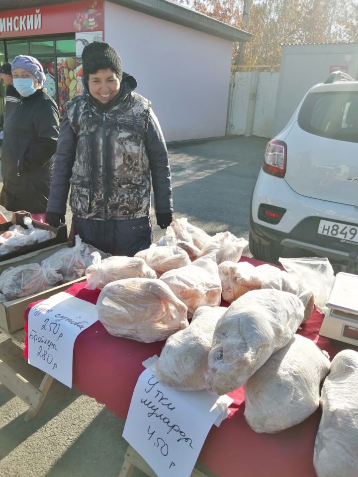 На центральном рынке посёлка Уруссу бойко шла торговля