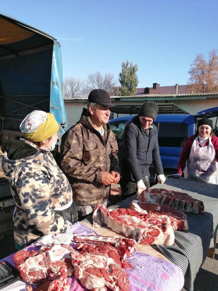 На центральном рынке посёлка Уруссу бойко шла торговля