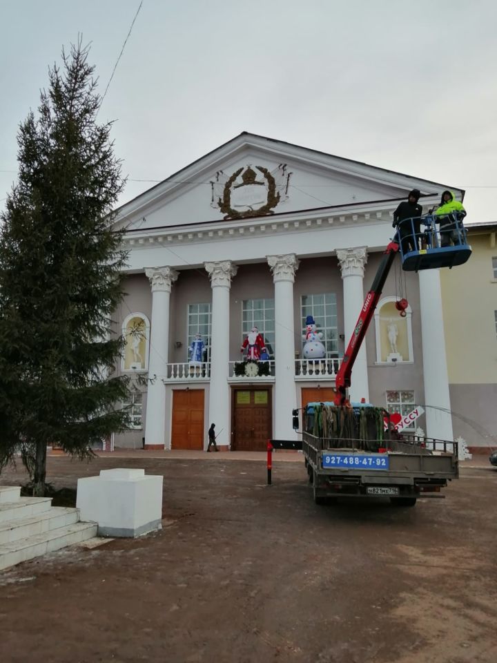 Уруссу: площадь перед районным Домом культуры обещает встретить Новый год праздничным убранством