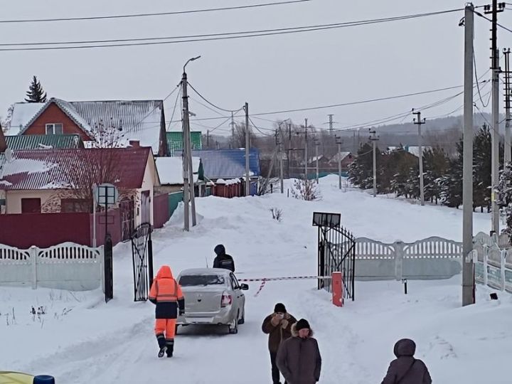 На въезде - шлагбаум