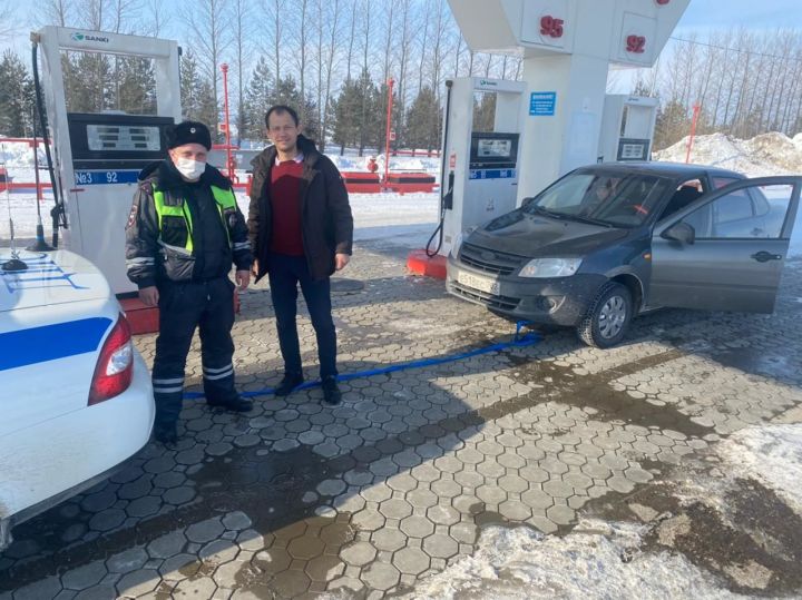 Сотрудники ГИБДД Татарстана помогли водителю, оказавшемуся в трудной ситуации на дороге