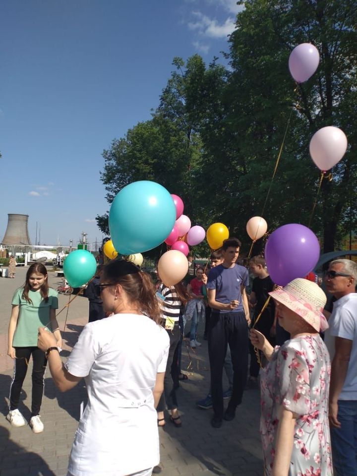 Сегодня, 19 мая,  в парке "Семейный"  отдел по делам молодёжи, спорту и туризму совместно с отделом культуры была проведена акция ко Дню памяти умерших от ВИЧ и СПИДа