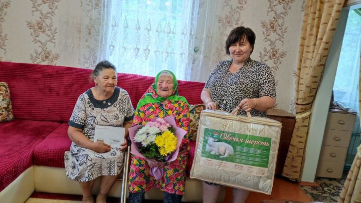 С 90 летним юбилеем поздравили Хамзину Шамсури Бадретдиновну