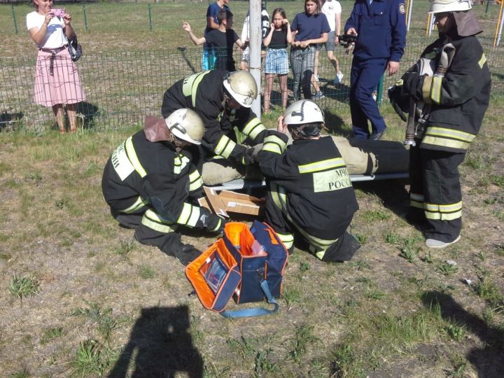 На базе дома детского творчества&nbsp; среди учащихся образовательных учреждений района прошли соревнования по&nbsp;пожарно-&nbsp;прикладному&nbsp; спорту