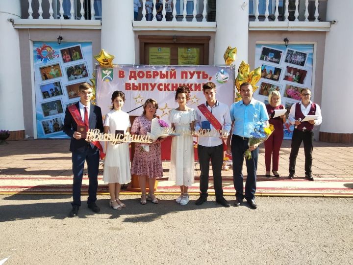 Ютазинские выпускники попрощались со школой