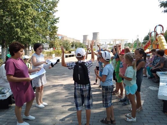 Сегодня в парке «Семейный»&nbsp;сотрудниками&nbsp;Центральной и Центральной&nbsp; детской библиотек&nbsp;была проведена&nbsp;игра-викторина&nbsp;«Я шагаю по родному краю»