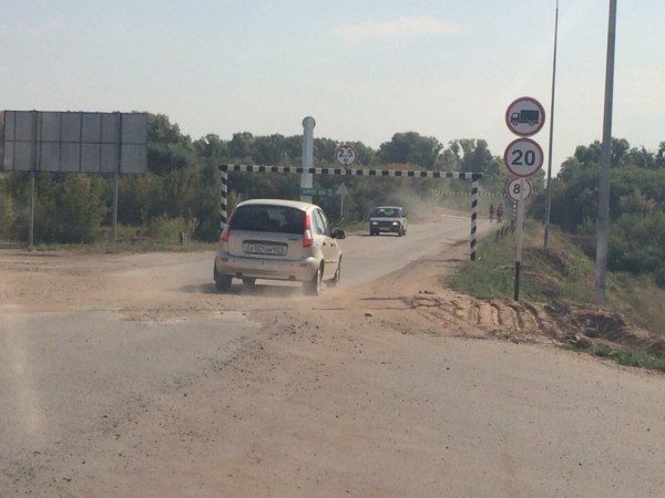 На октябрьском мосту водители лбы расшибают