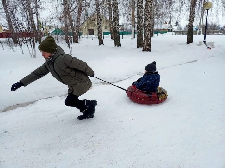 Педагоги Уруссинской школы номер 3 провели "Веселые зимние забавы"