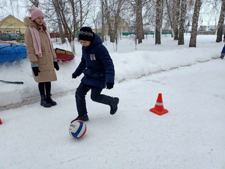 Педагоги Уруссинской школы номер 3 провели "Веселые зимние забавы"