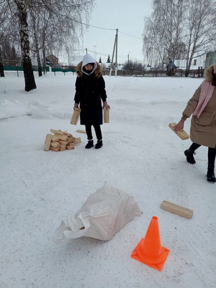 Педагоги Уруссинской школы номер 3 провели "Веселые зимние забавы"