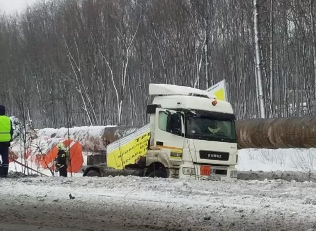 Бензовоз перевернулся&nbsp;на трассе недалеко от Нижнекамска