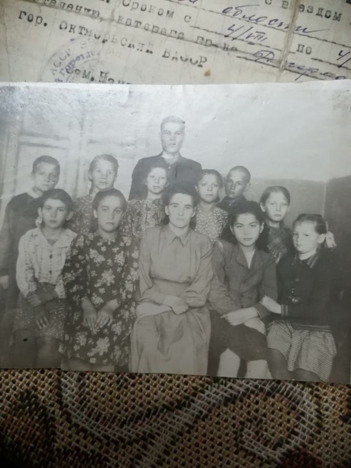 Уруссу, 1950 год. Учитель Евгения Георгиевна Романова с воспитанниками 4 класса