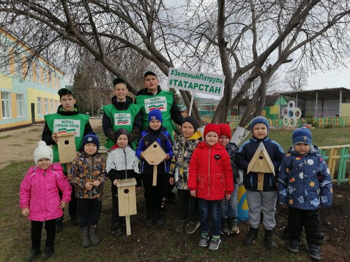 По традиции активисты школьного лесничества "Зелёный патруль" провели экологическую акцию "Скворечник"