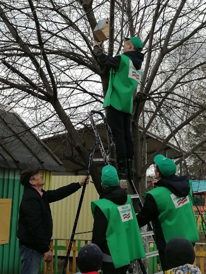 По традиции активисты школьного лесничества "Зелёный патруль" провели экологическую акцию "Скворечник"