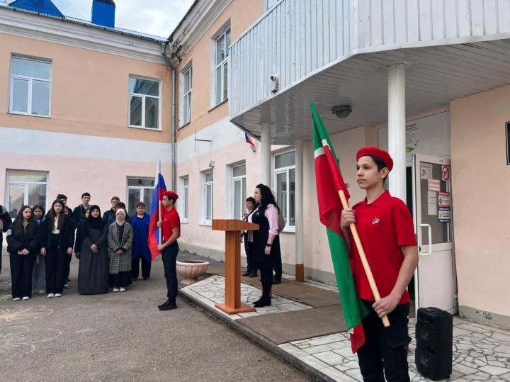 В татарстанских школах стартовала новая традиция поднятия государственного флага